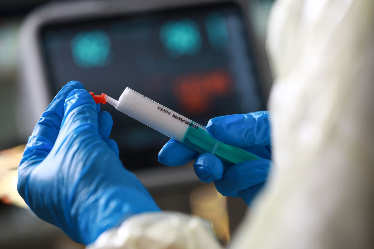 Detailaufnahme einer Spritze mit dem Sedierungsmittel Propofol