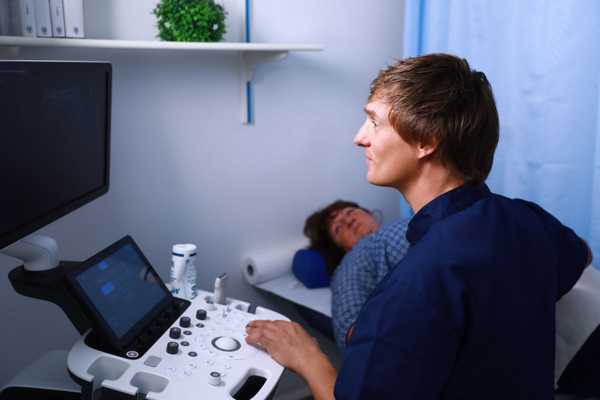 Dr. med. Carsten Zarling führt bei einer Patientin eine Sonographie der Bauchorgane durch